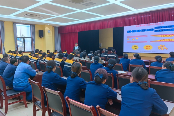 举行知识讲座_副本.jpg