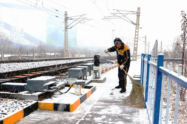 青安岗线路巡查整理积雪_副本.jpg